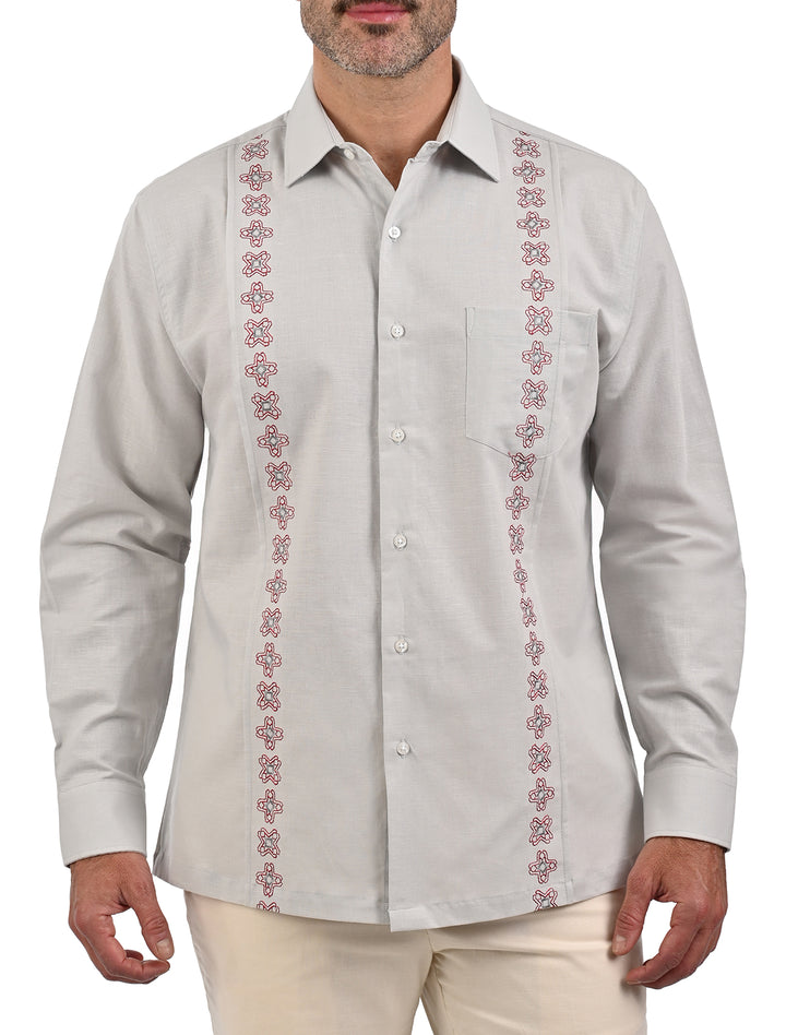 Guayamisa manga larga gris claro con bordado terracota para hombre, vista frontal - Ropa Flamingo