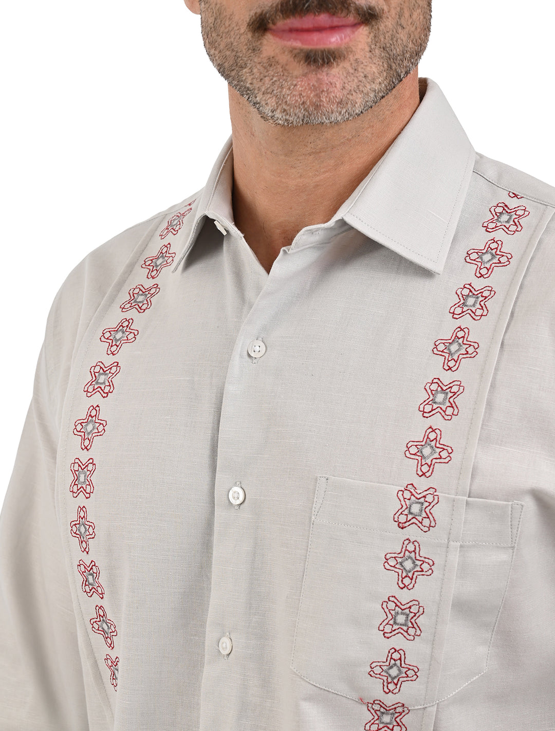 Detalle del bordado terracota en guayamisa manga larga gris claro - Ropa Flamingo