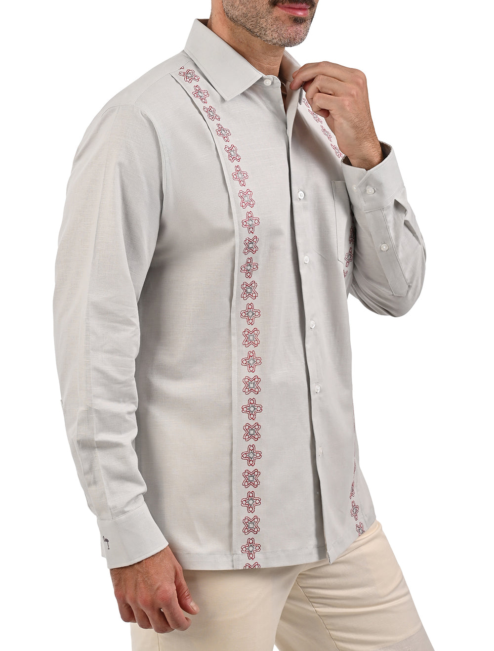 Vista lateral de guayamisa manga larga gris claro con bordado terracota para hombre - Ropa Flamingo