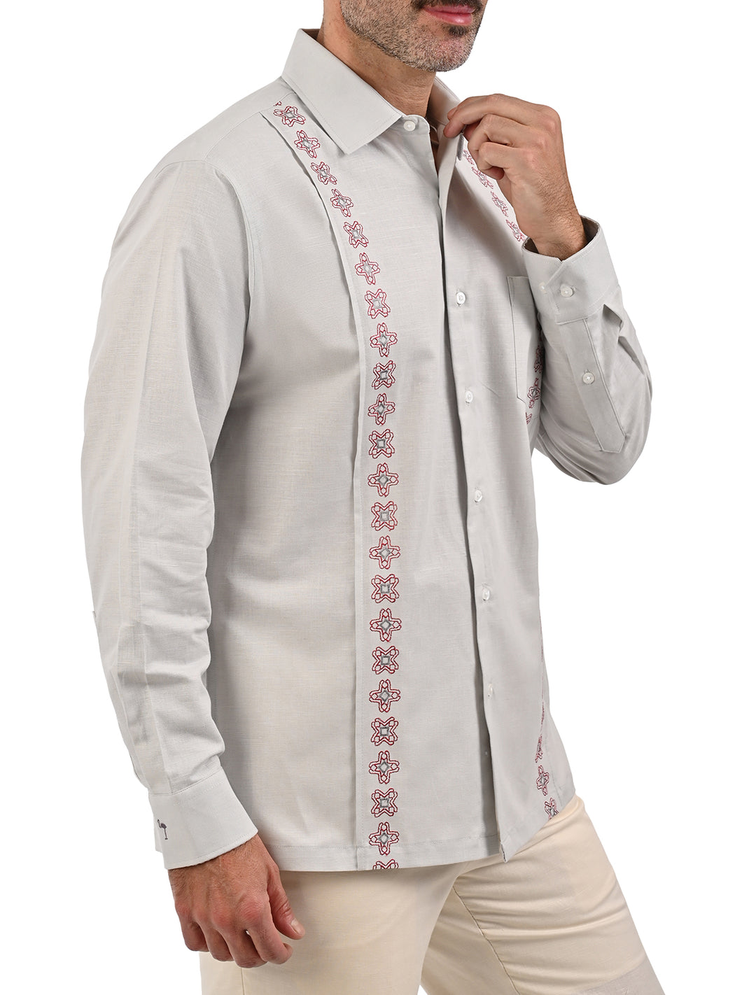 Vista lateral de guayamisa manga larga gris claro con bordado terracota para hombre - Ropa Flamingo