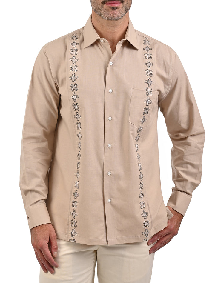 Guayamisa manga larga khaki con bordado gris para hombre, vista frontal - Ropa Flamingo