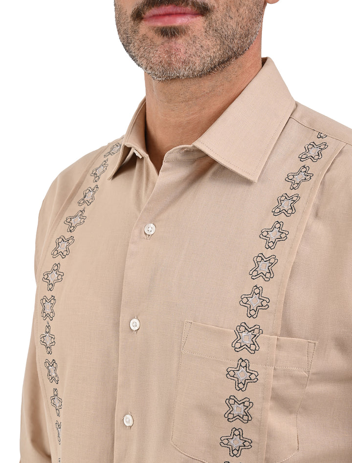 Detalle del bordado gris en guayamisa manga larga khaki para hombre - Ropa Flamingo