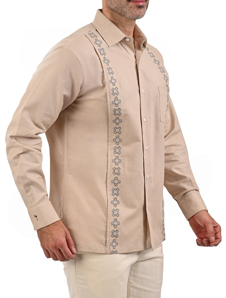 Vista lateral de guayamisa manga larga khaki con bordado gris para hombre - Ropa Flamingo