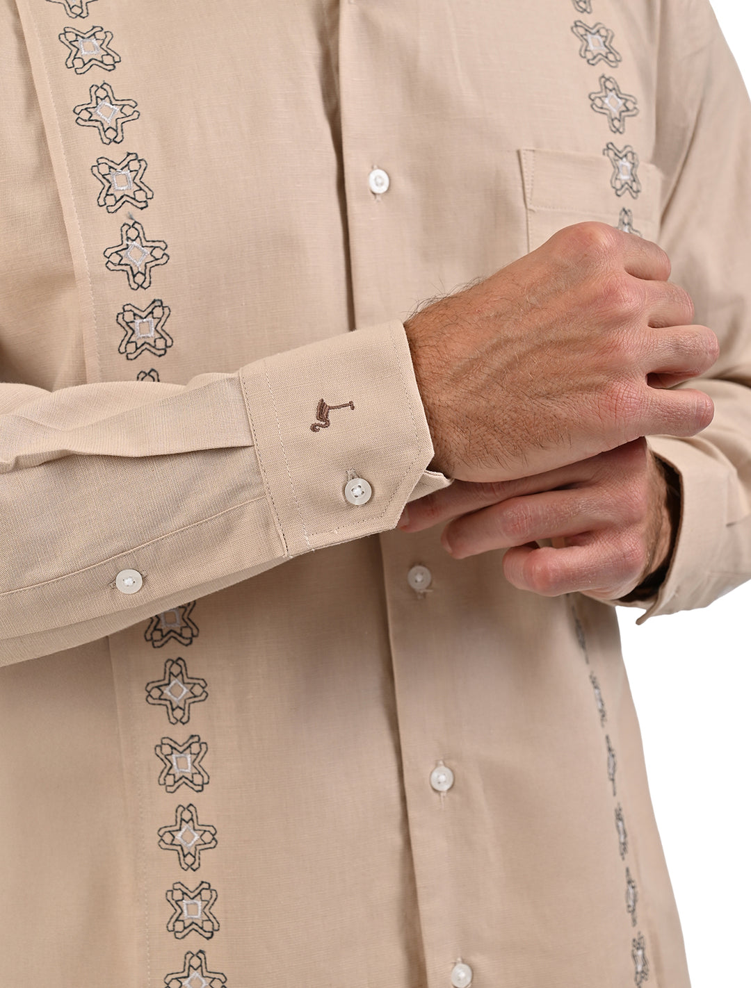 Detalle de manga y puño de guayamisa manga larga khaki con bordado gris - Ropa Flamingo