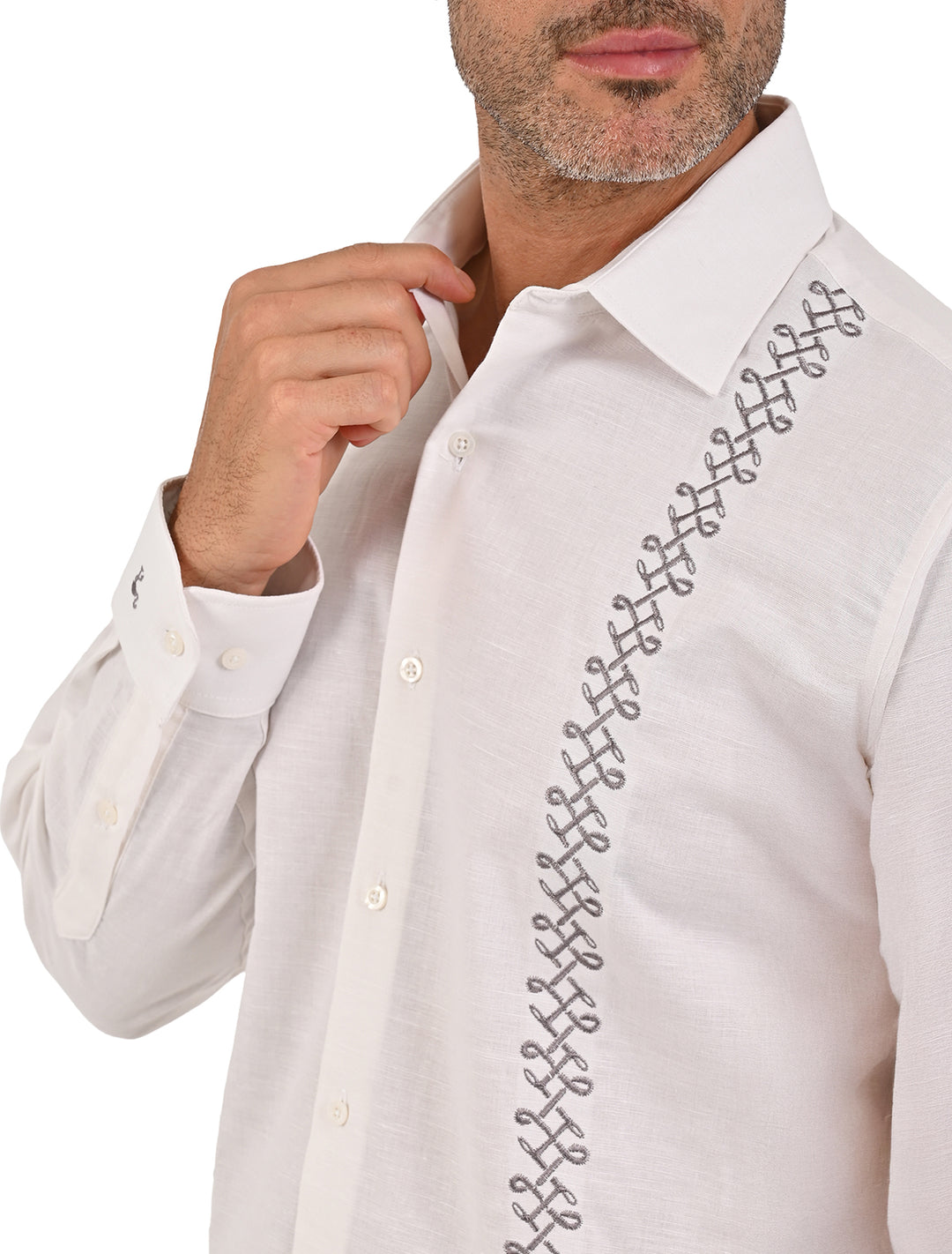 Detalle del bordado y cuello de guayamisa manga larga blanca para hombre - Ropa Flamingo