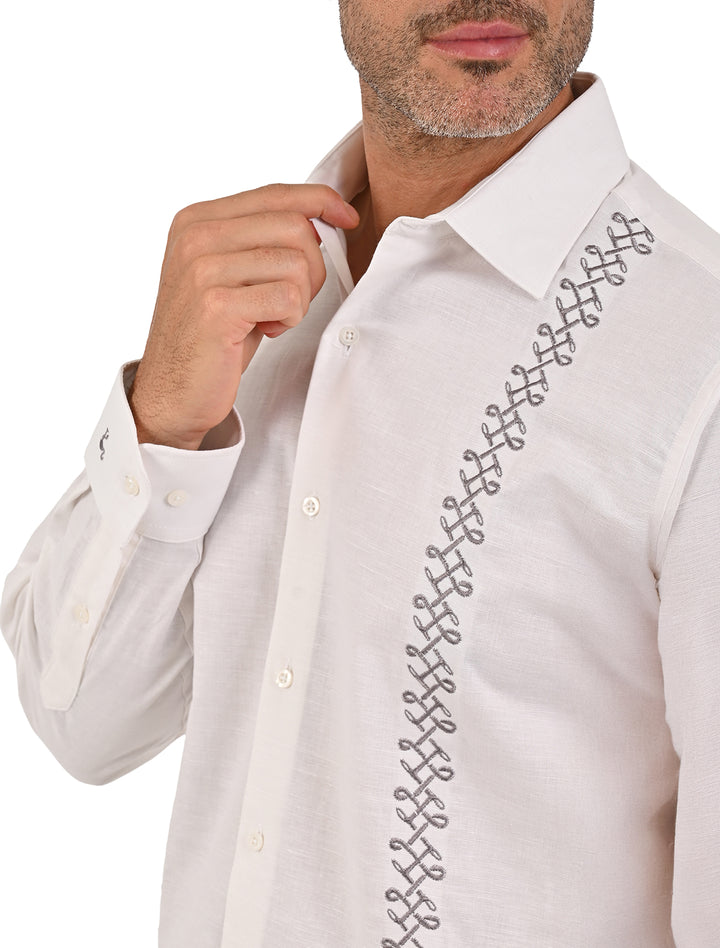 Detalle del bordado y cuello de guayamisa manga larga blanca para hombre - Ropa Flamingo