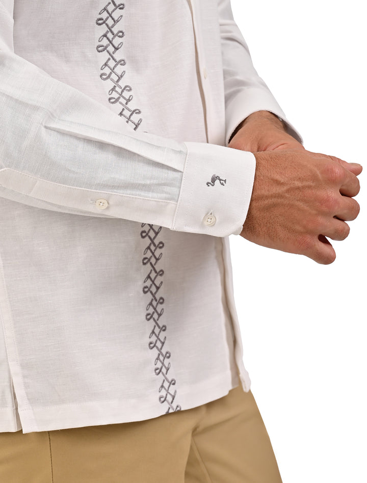 Detalle de manga y puño de guayamisa manga larga blanca con bordado decorativo - Ropa Flamingo