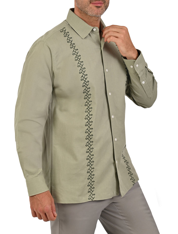Vista lateral de guayamisa manga larga verde olivo con bordado decorativo para hombre - Ropa Flamingo