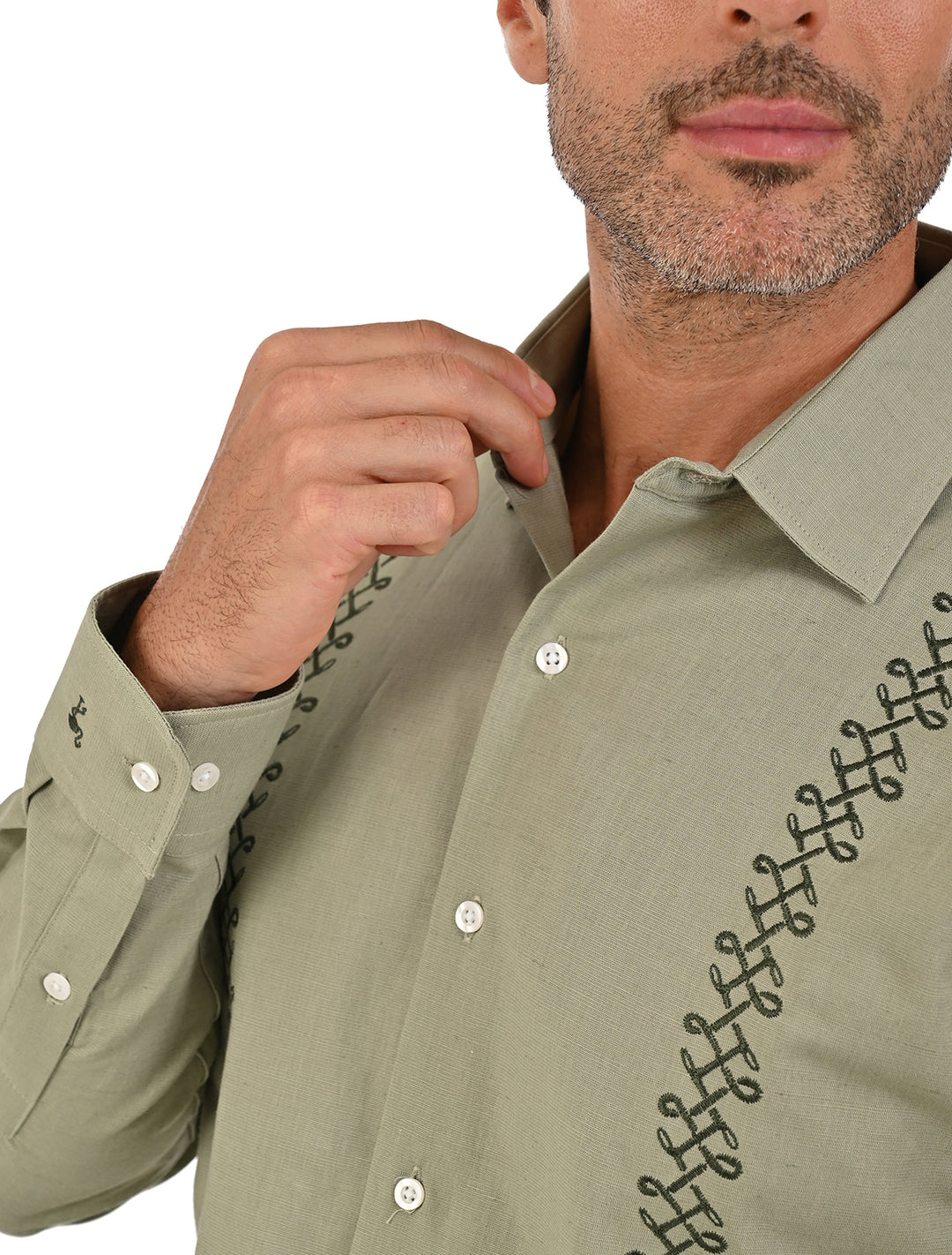 Detalle del bordado y cuello de guayamisa manga larga verde olivo para hombre - Ropa Flamingo