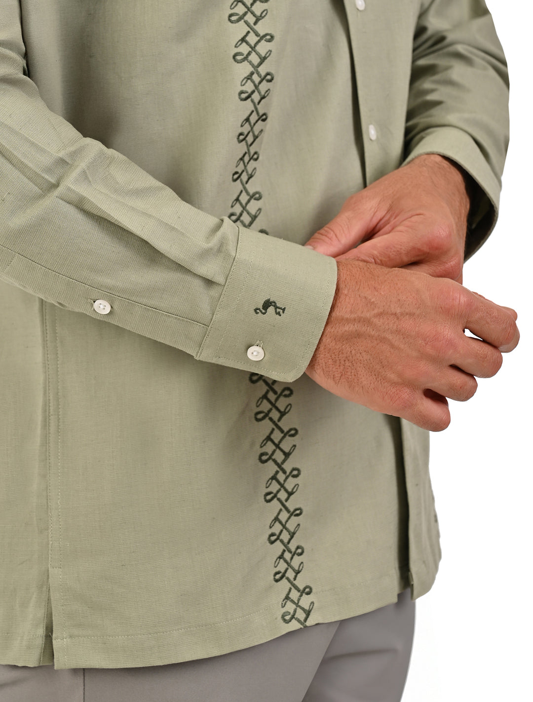 Detalle de manga y puño de guayamisa manga larga verde olivo con bordado decorativo - Ropa Flamingo