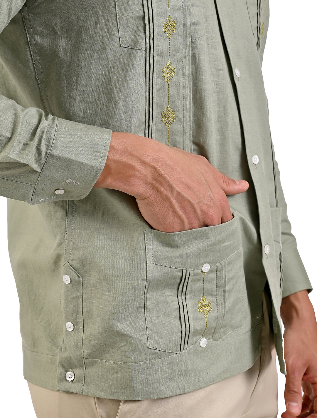 Detalle de bolsillos inferiores y bordado dorado en guayabera Flamingo verde olivo - Ropa Flamingo