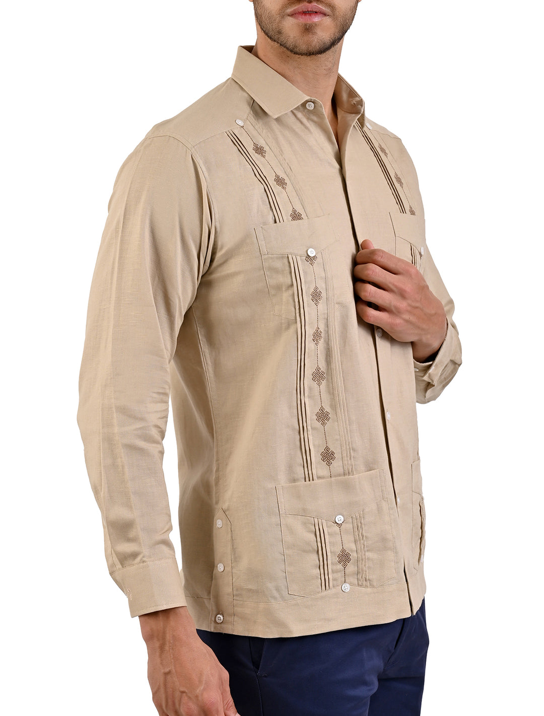 Vista lateral de guayabera manga corta Flamingo color khaki con bordado artesanal - Ropa Flamingo