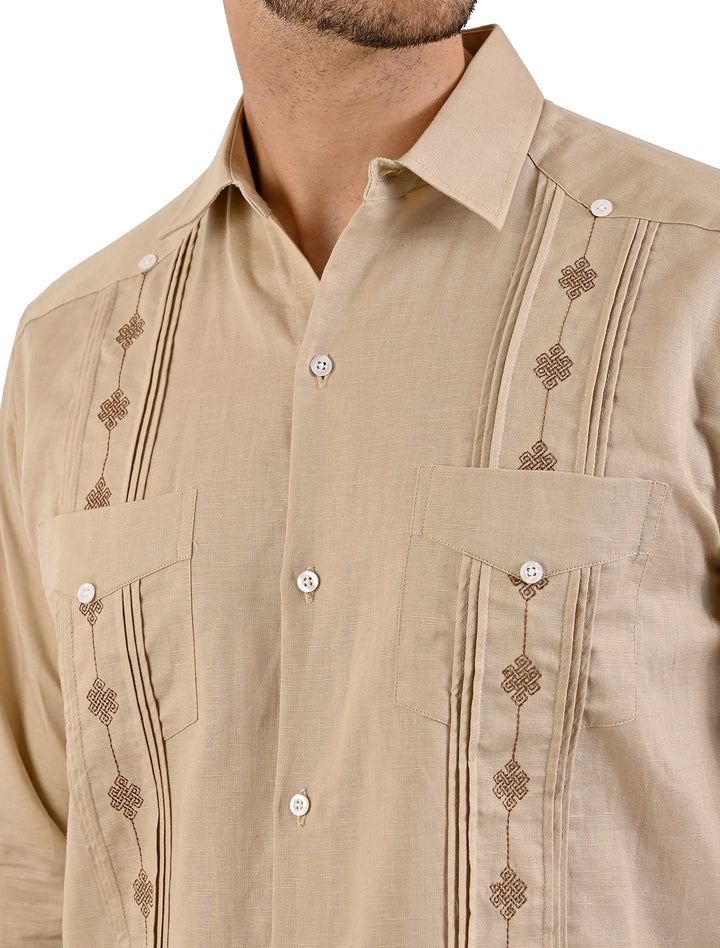 Detalle de bordado y bolsillos superiores en guayabera Flamingo color khaki - Ropa Flamingo