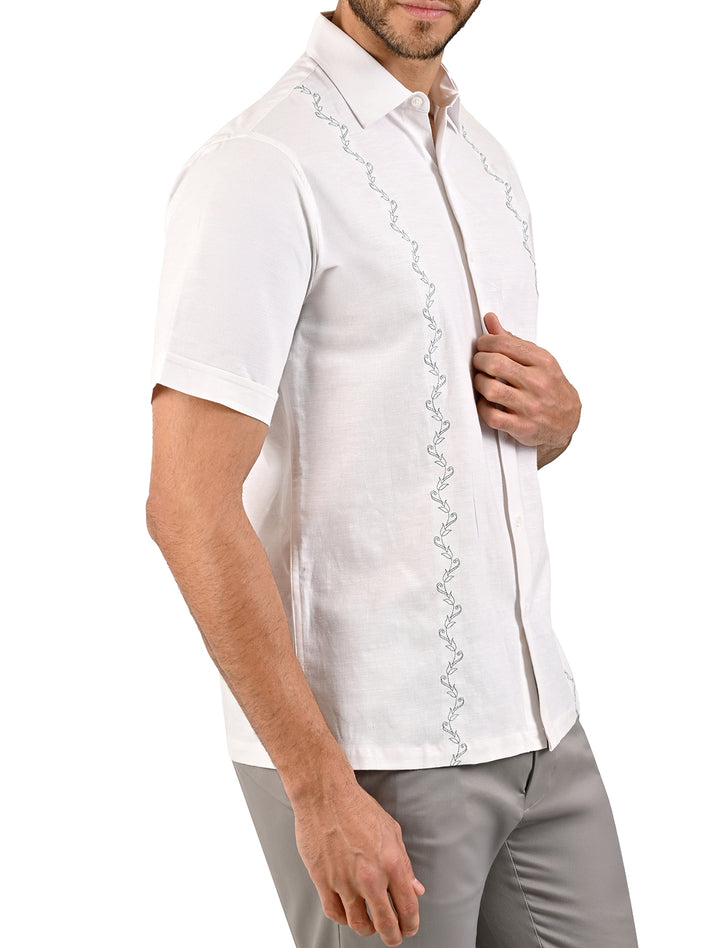 Vista lateral de guayamisa manga corta blanca con bordado decorativo - Ropa Flamingo