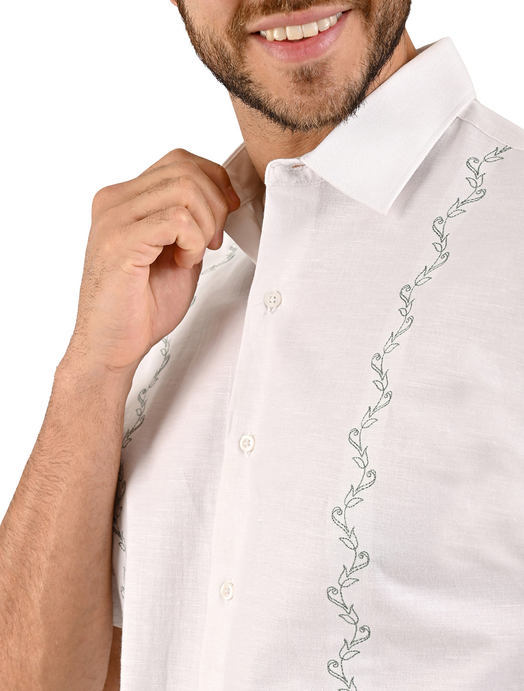 Detalle del bordado decorativo en guayamisa manga corta blanca - Ropa Flamingo
