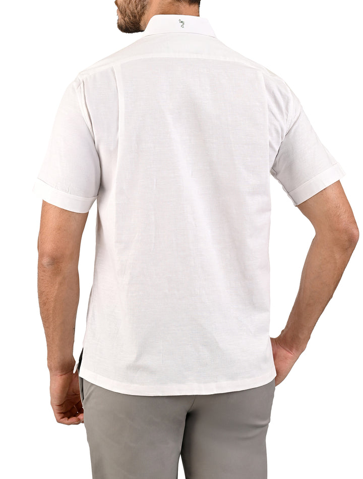 Vista trasera de guayamisa manga corta blanca con bordado decorativo - Ropa Flamingo