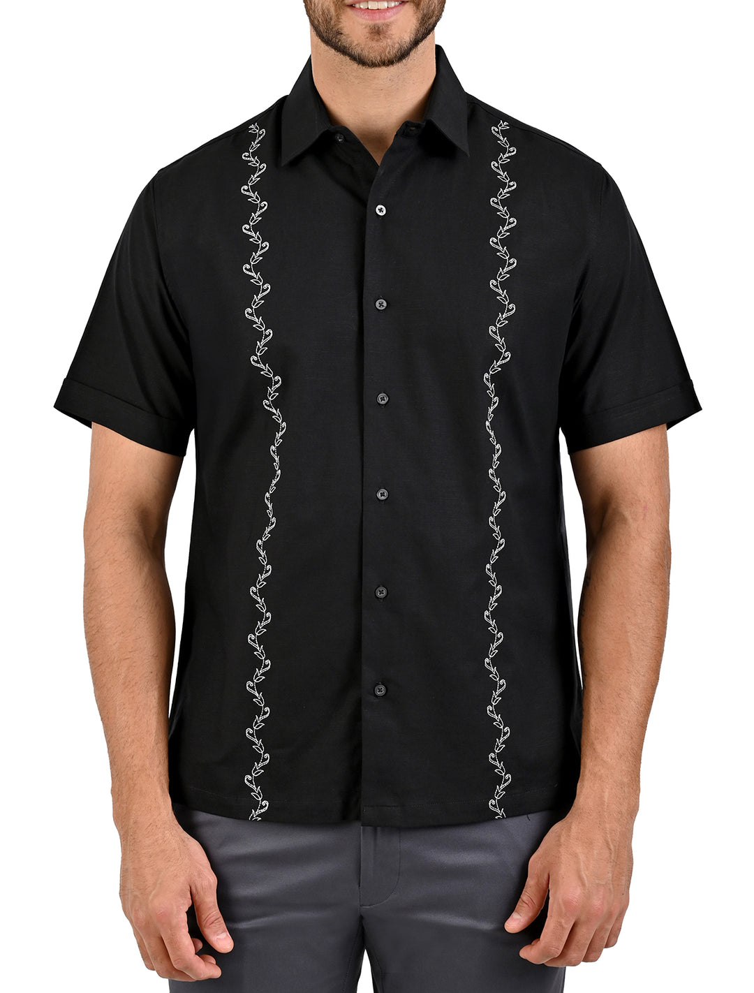 Guayamisa manga corta negra con bordado decorativo para hombre, vista frontal - Ropa Flamingo
