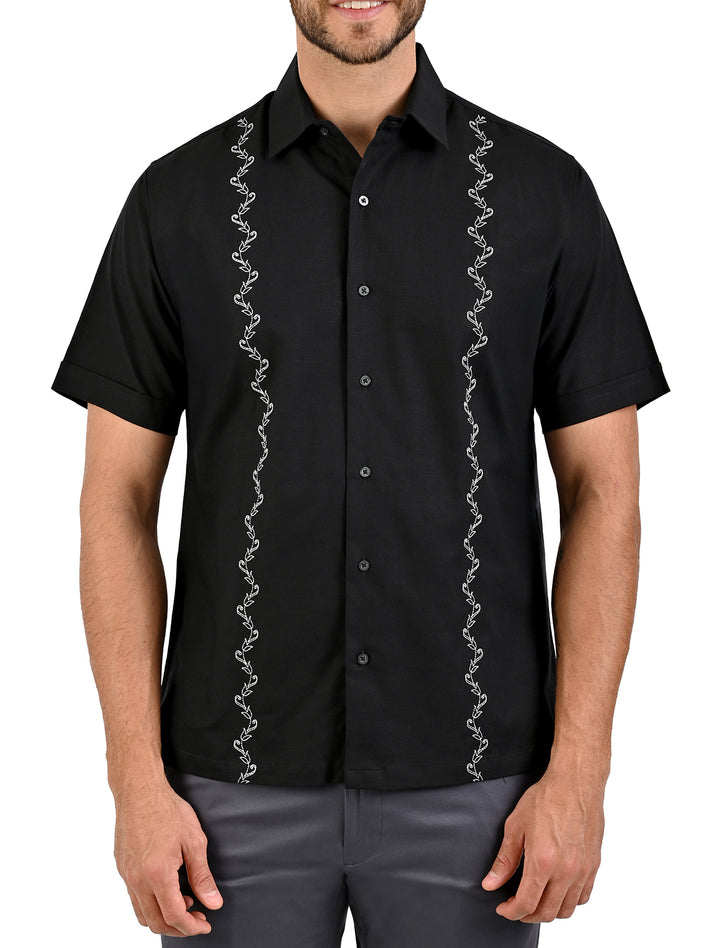 Guayamisa manga corta negra con bordado decorativo para hombre, vista frontal - Ropa Flamingo