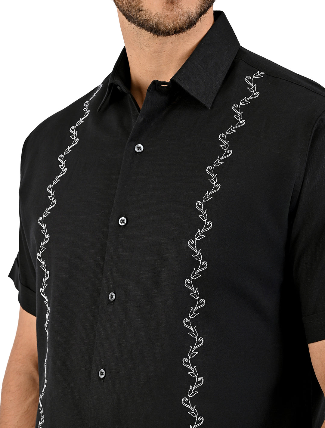 Vista lateral de guayamisa manga corta negra con bordado decorativo - Ropa Flamingo