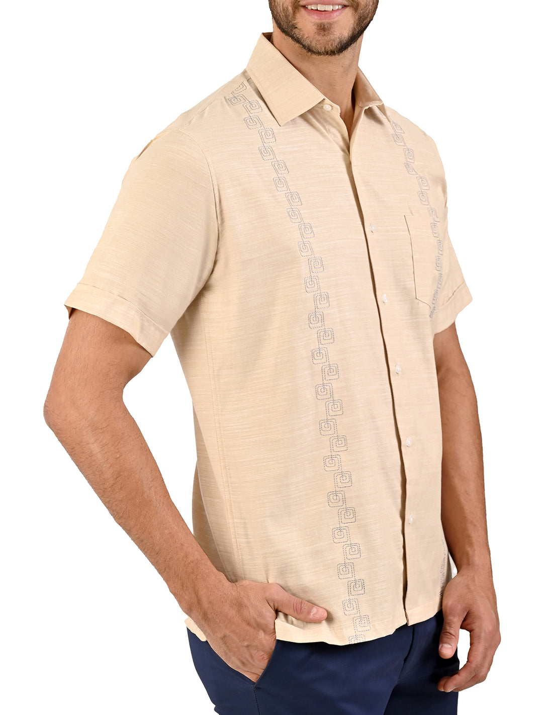 Vista lateral de guayamisa manga corta crema con bordado decorativo - Ropa Flamingo