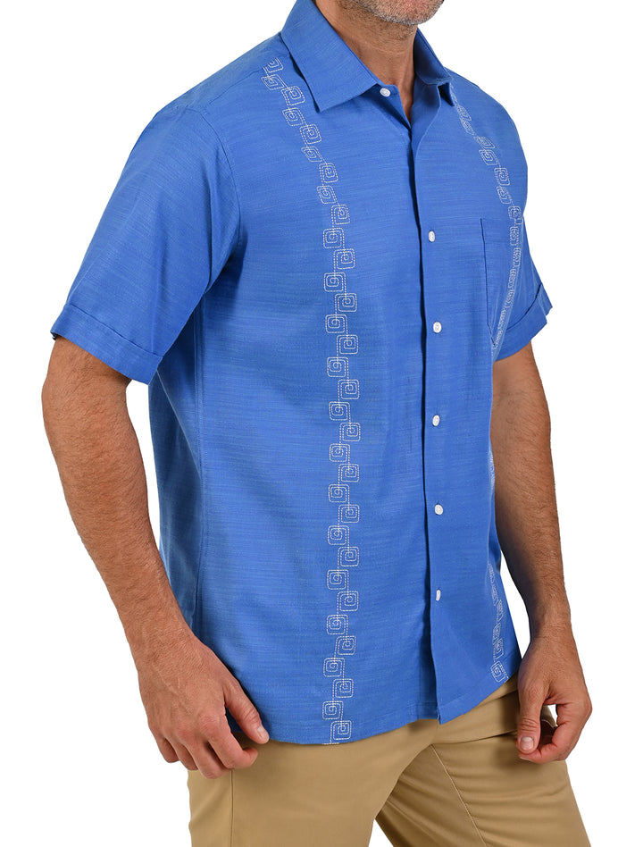 Vista lateral de guayamisa manga corta azul cobalto con bordado - Ropa Flamingo