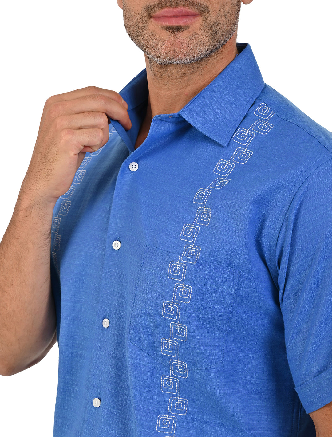Detalle del bordado geométrico en guayamisa manga corta azul cobalto - Ropa Flamingo