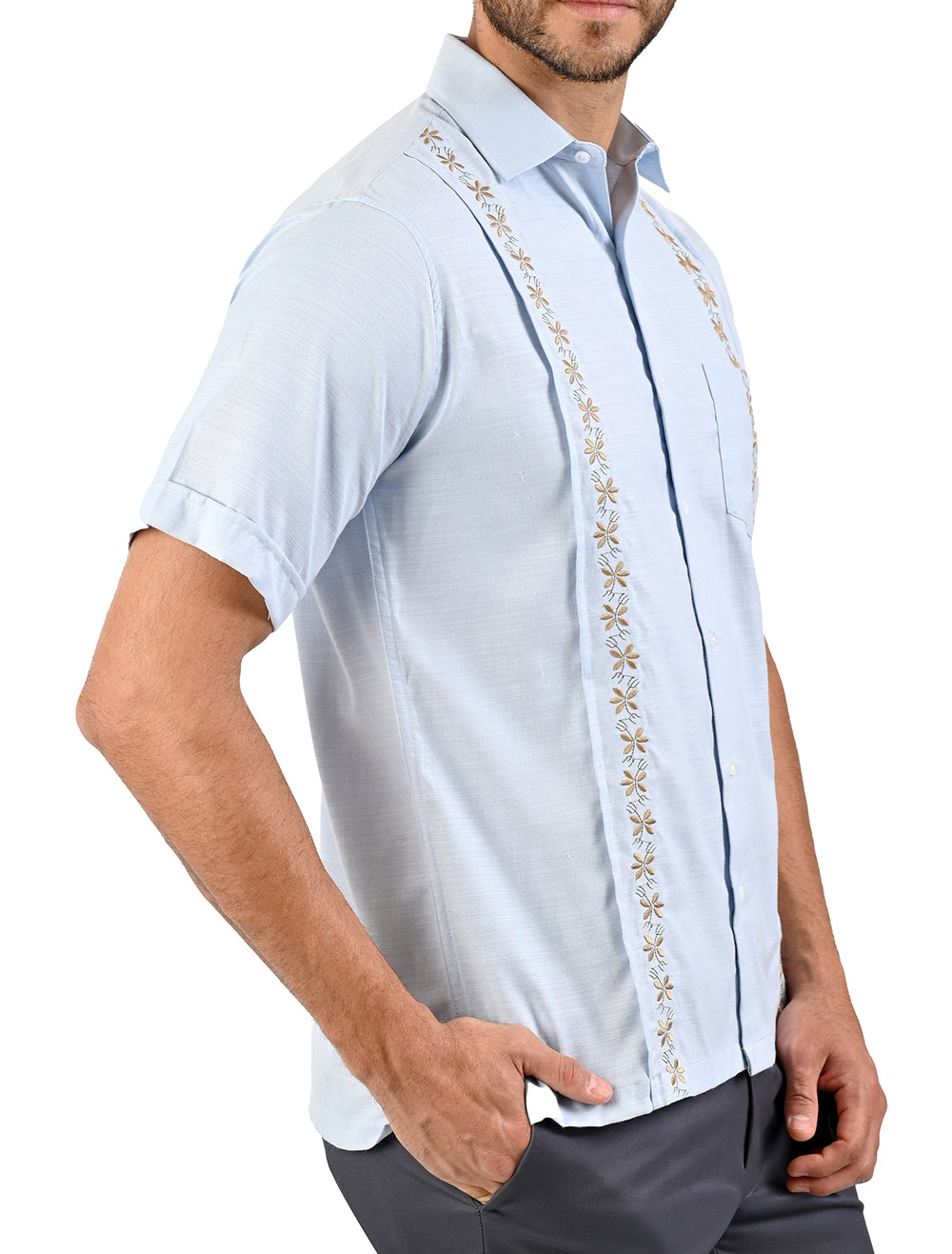 Vista lateral de guayamisa manga corta celeste con bordado dorado - Ropa Flamingo