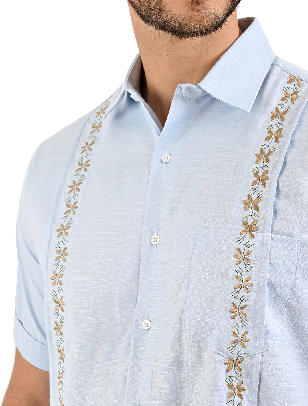 Detalle del bordado floral dorado en guayamisa manga corta celeste - Ropa Flamingo