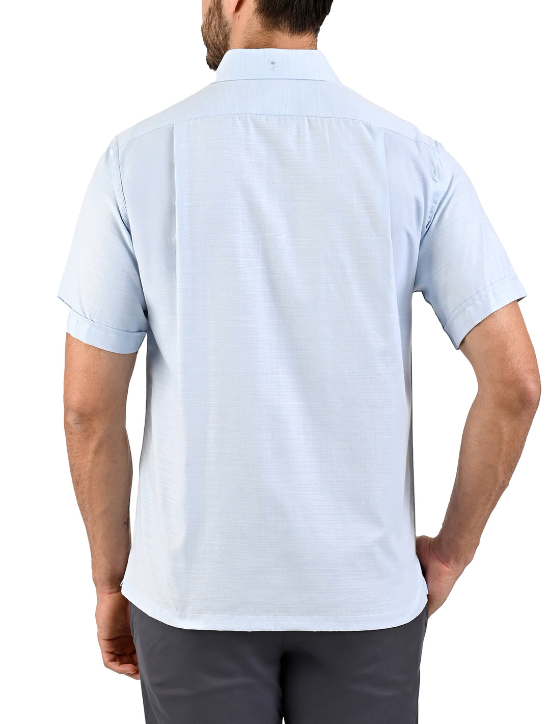 Vista trasera completa de guayamisa manga corta celeste con bordado - Ropa Flamingo