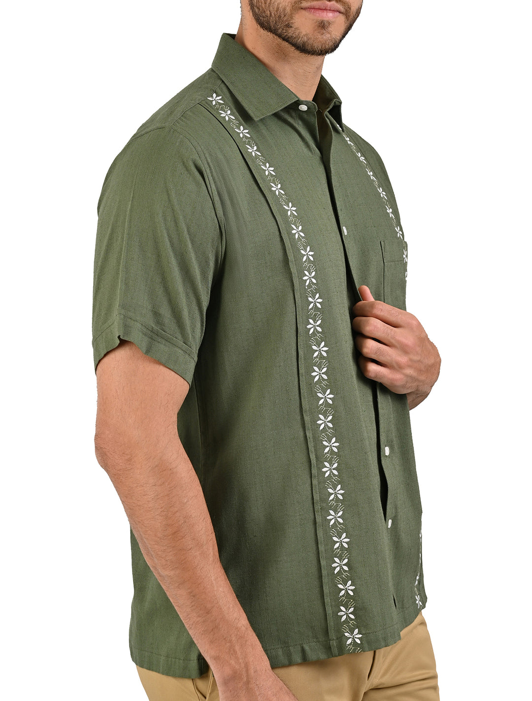 Vista lateral de guayamisa manga corta verde militar con bordado blanco - Ropa Flamingo