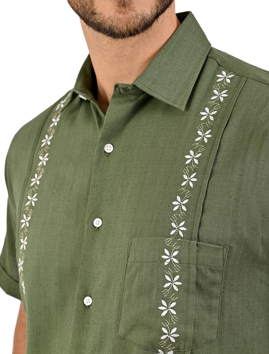 Detalle del bordado blanco en guayamisa manga corta verde militar - Ropa Flamingo