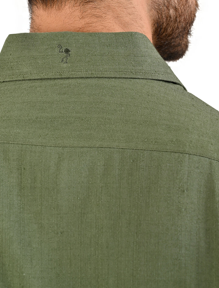Vista trasera de guayamisa manga corta verde militar con bordado blanco - Ropa Flamingo