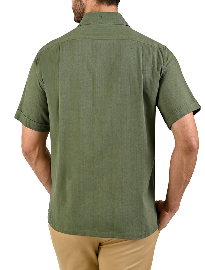 Vista trasera completa de guayamisa manga corta verde militar - Ropa Flamingo