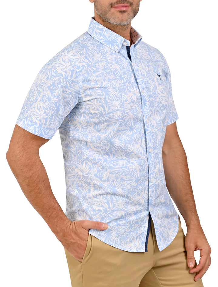 Vista lateral de camisa manga corta Calm celeste con estampado de hojas - Ropa Flamingo