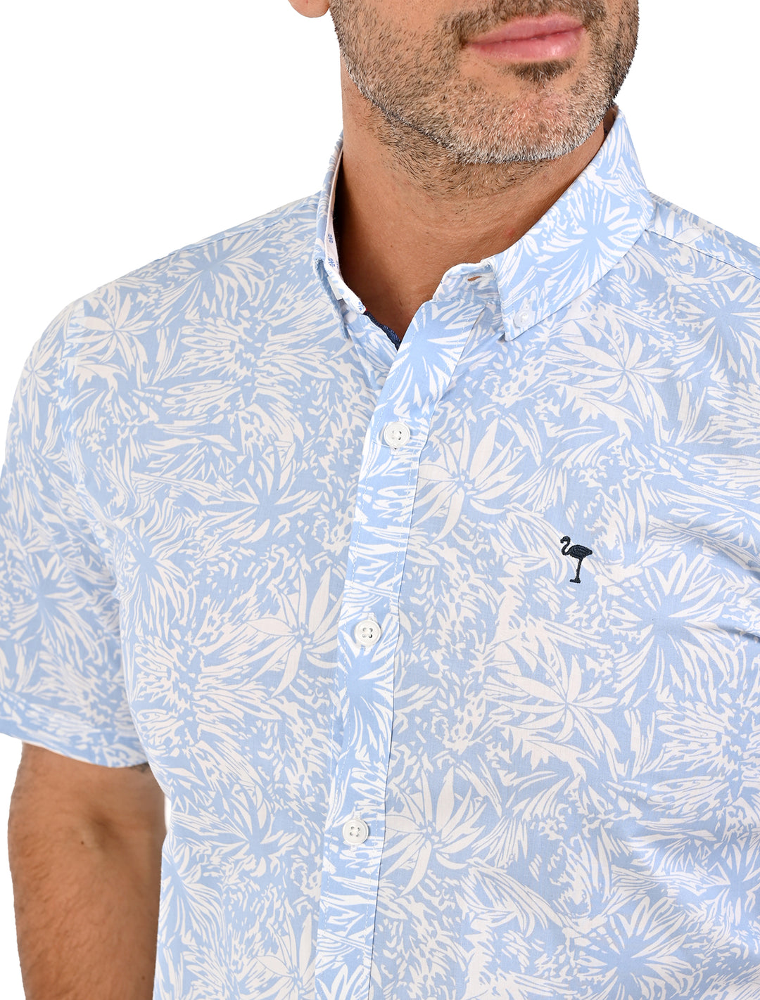 Primer plano de camisa manga corta Calm celeste con logo flamingo bordado - Ropa Flamingo