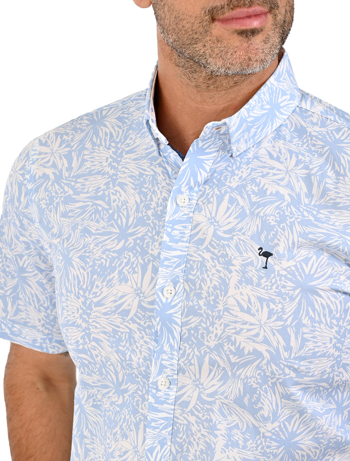 Primer plano de camisa manga corta Calm celeste con logo flamingo bordado - Ropa Flamingo
