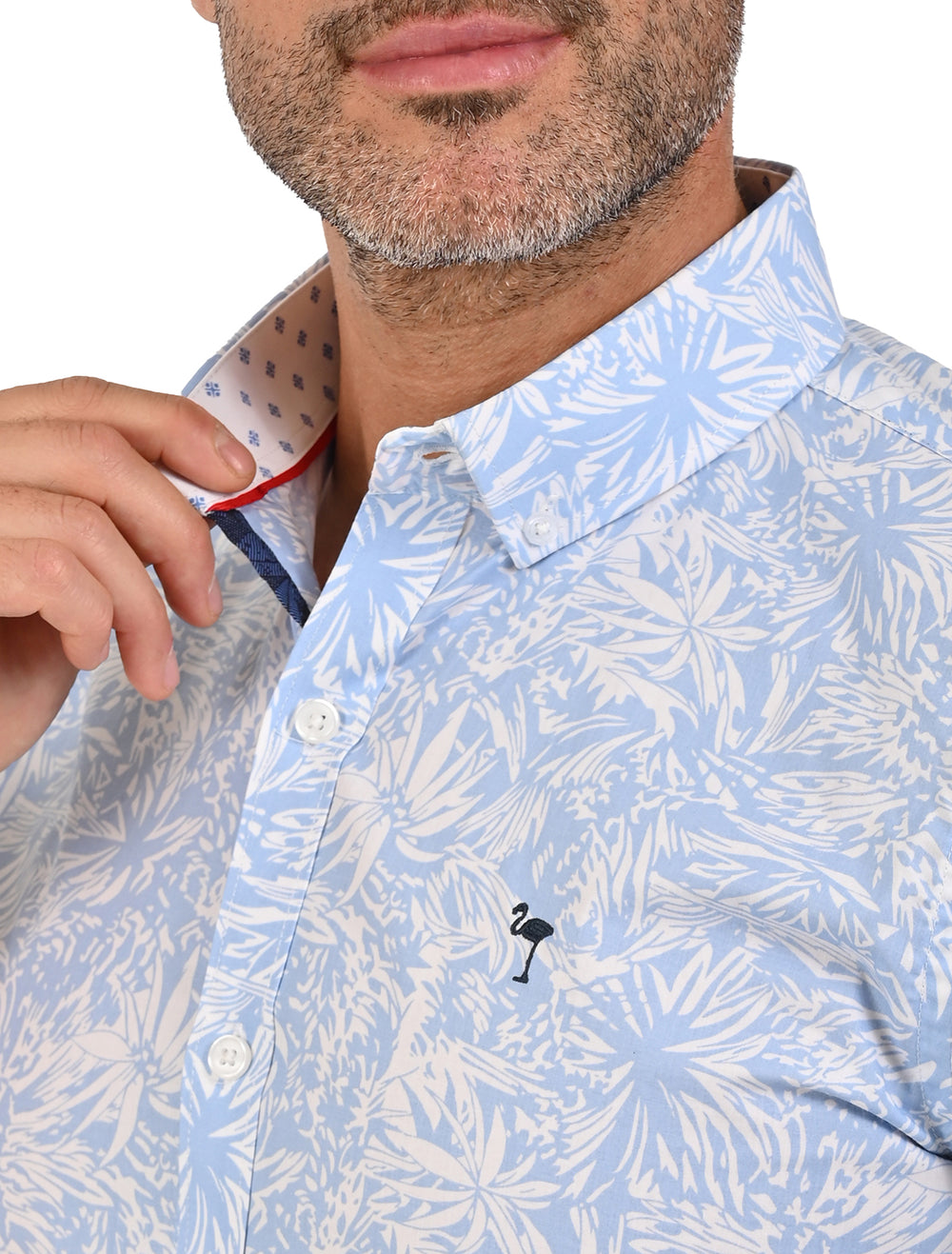 Detalle del cuello y logo flamingo en camisa manga corta Calm celeste estampada - Ropa Flamingo