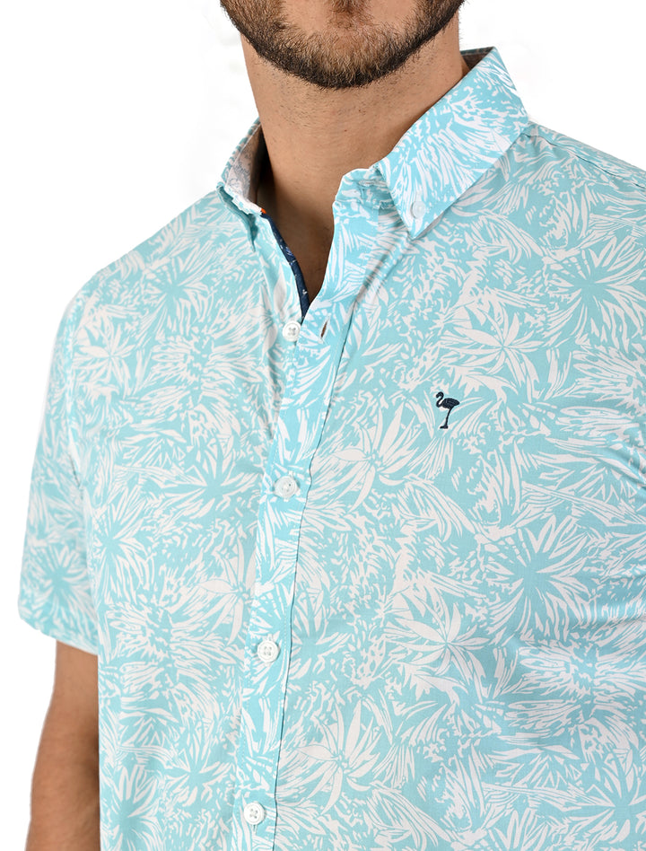 Detalle del cuello y logo flamingo en camisa manga corta Calm turquesa - Ropa Flamingo