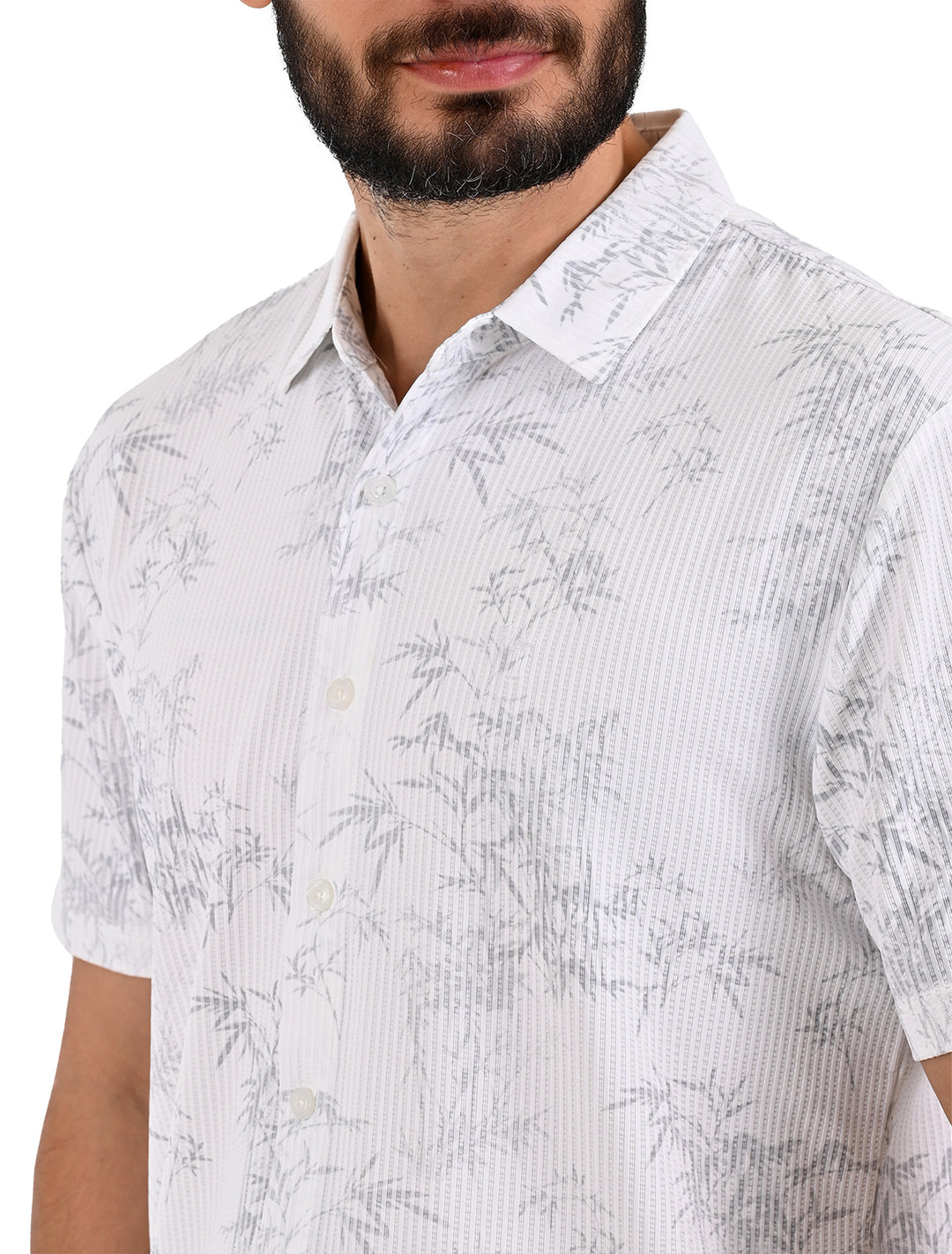 Detalle del cuello y tela ultra suave con estampado de bambú de camisa blanca - Ropa Flamingo