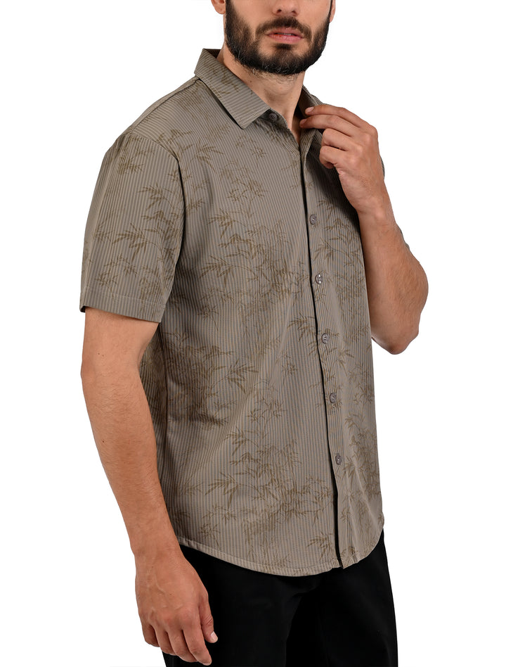 Vista lateral de camisa manga corta ultra suave relax color café con estampado de bambú - Ropa Flamingo