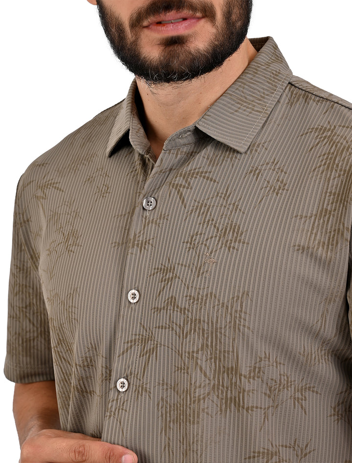 Detalle del cuello y botones de camisa manga corta ultra suave relax color café - Ropa Flamingo