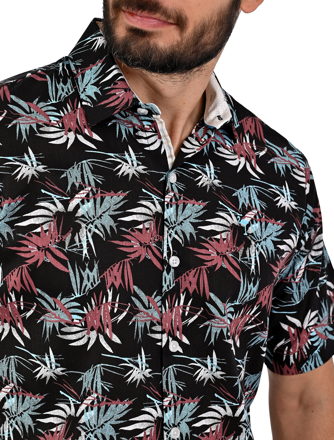 Detalle del cuello y estampado tropical en camisa manga corta slim negra - Ropa Flamingo