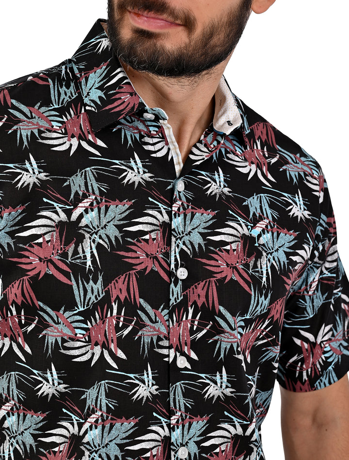 Detalle del cuello y estampado tropical en camisa manga corta slim negra - Ropa Flamingo