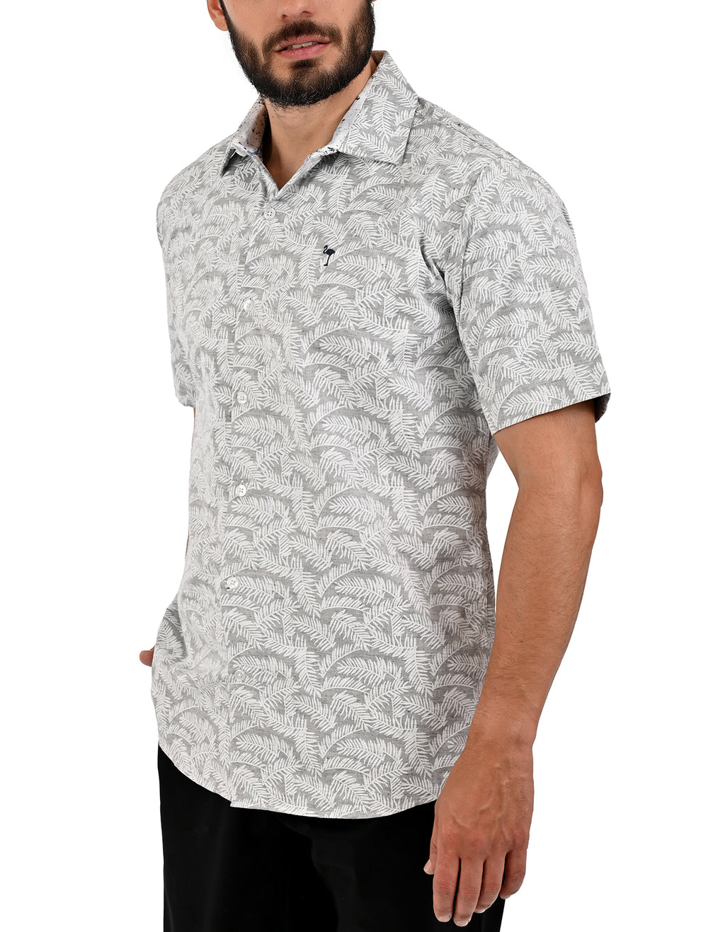 Vista lateral de camisa manga corta slim con estampado de hojas blanca - Ropa Flamingo