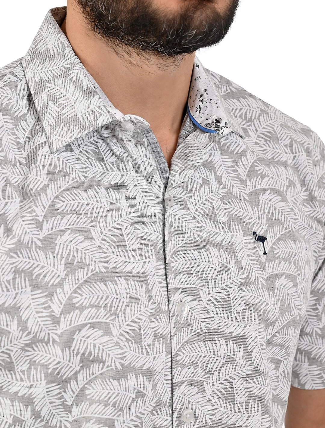 Detalle del cuello y estampado de hojas en camisa manga corta slim blanca - Ropa Flamingo