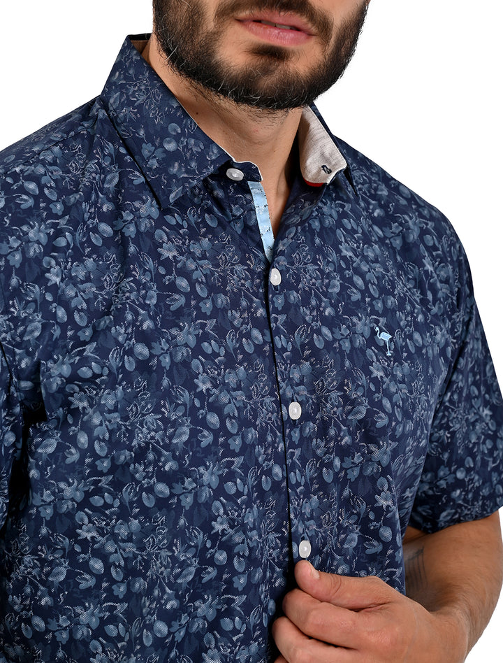 Detalle del cuello y estampado floral de camisa manga corta slim azul marino - Ropa Flamingo