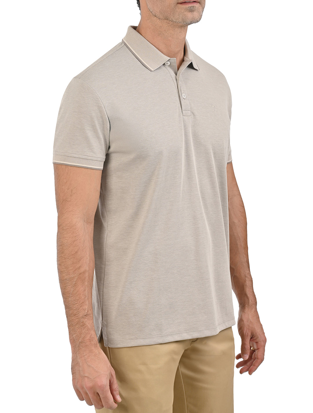 Vista lateral de polo de algodón Pima Peruano beige para hombre - Ropa Flamingo