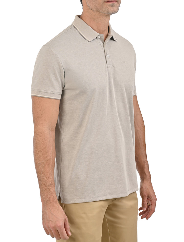 Vista lateral de polo de algodón Pima Peruano beige para hombre - Ropa Flamingo