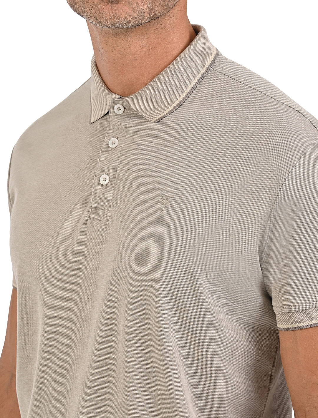 Detalle del cuello y textura de polo de algodón Pima Peruano beige - Ropa Flamingo