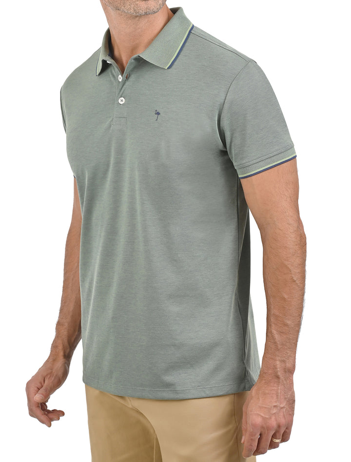 Vista lateral de polo de algodón Pima Peruano verde sage para hombre - Ropa Flamingo